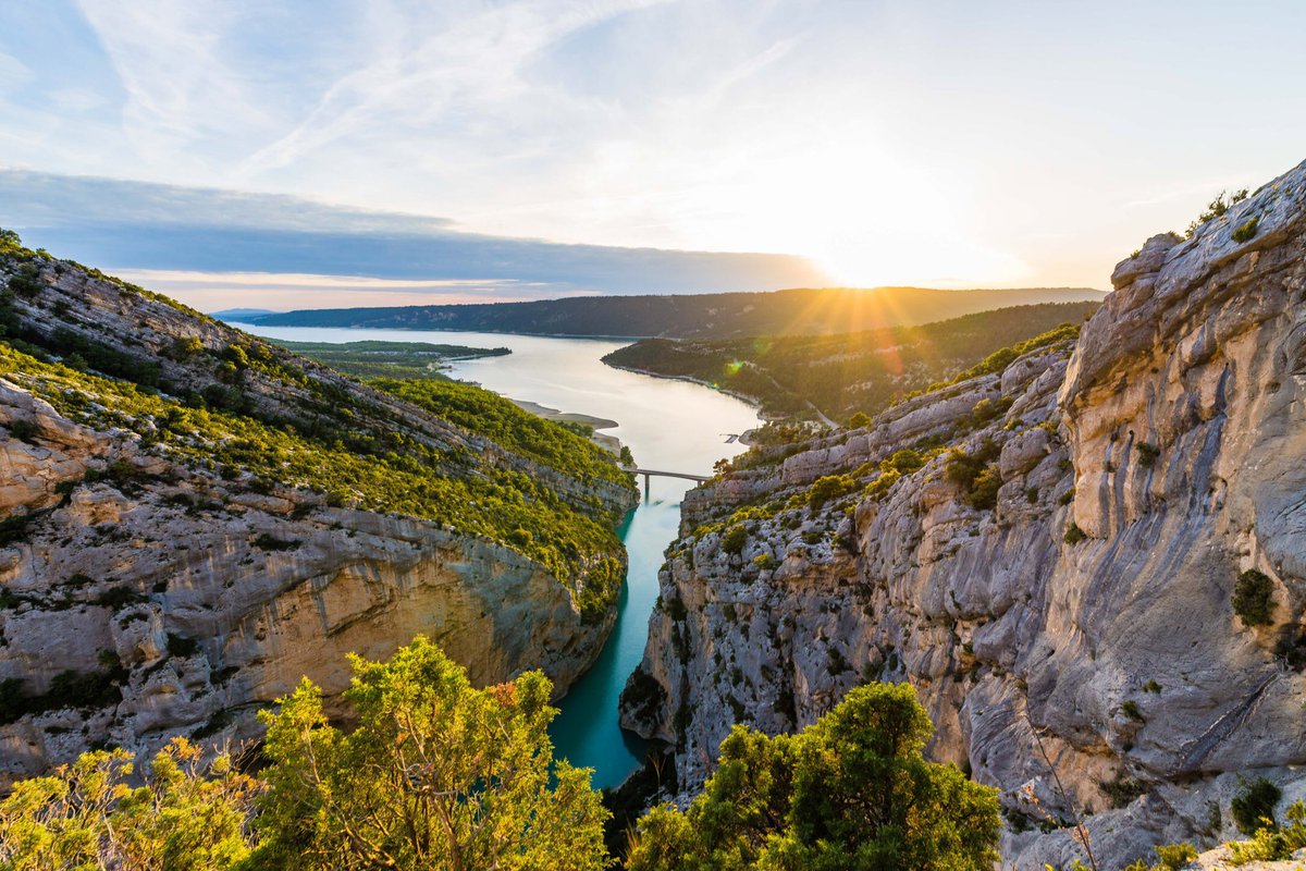 Jour 11 : Les Gorges du Verdon C’était vraiment incroyable et on a pris des photos de ouf. Il y’a plusieurs spots différents, il faut venir très tôt (8h30) pour louer ! Nous on est allé à la base de l’étoile ensuite on a cherché des petites plages sauvages.