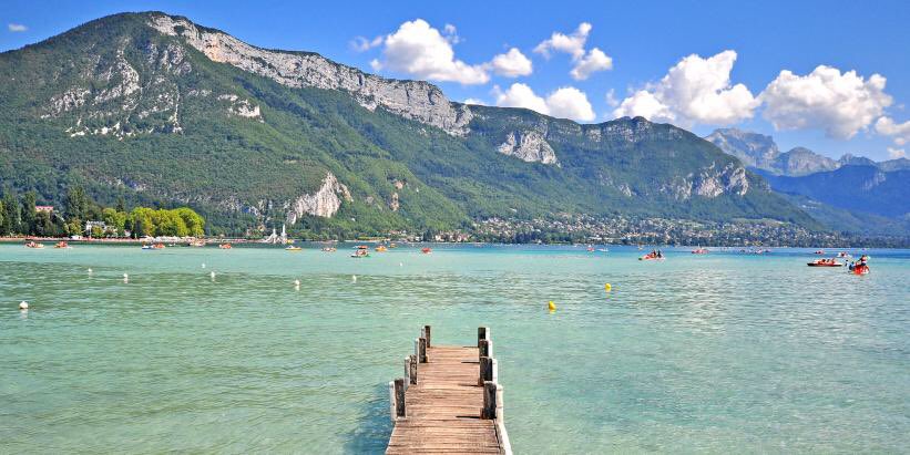 Jour 12 : Lac d’Annecy Annecy c’est une belle ville mais on n’a pas eu le temps de visiter parce qu’on devait rentrer.Le lac est très clair, et l’été c’est le feu pour se baigner. Il y’a plein d’activités à faire autour du lac et c’est tellement propre !