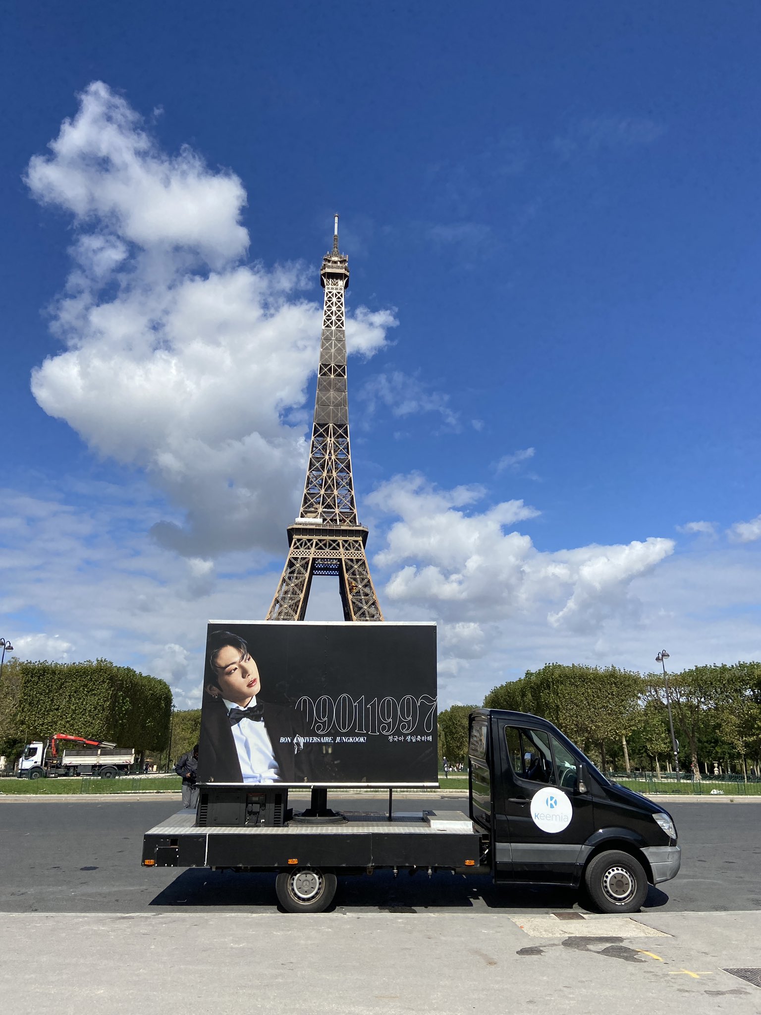 Milibu Le Camion Commence Son Tour Dans Paris Jungkook China Milibu Le Camion Commence Son Tour Dans Paris Jungkook China