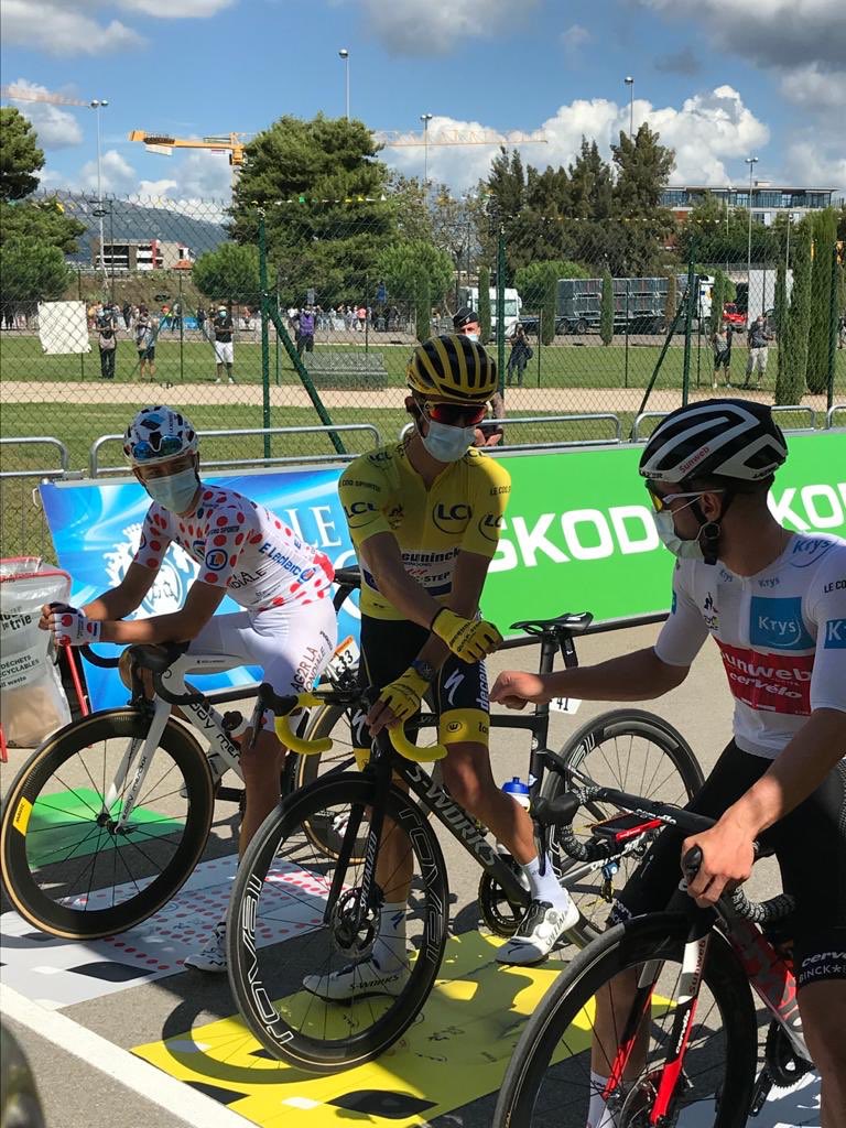 Moment privilégié à l’<a href="/AllianzRiviera/">Allianz Riviera</a> : le #MaillotJaune <a href="/alafpolak1/">Julian Alaphilippe Officiel</a>, le maillots à pois <a href="/fabien_grellier/">Fabien Grellier</a> et maillot blanc <a href="/MarcHirschi/">Hirschi Marc</a> à quelques instants du départ !
Bonne course pour les 198 km jusqu’à #Sisteron 🤜