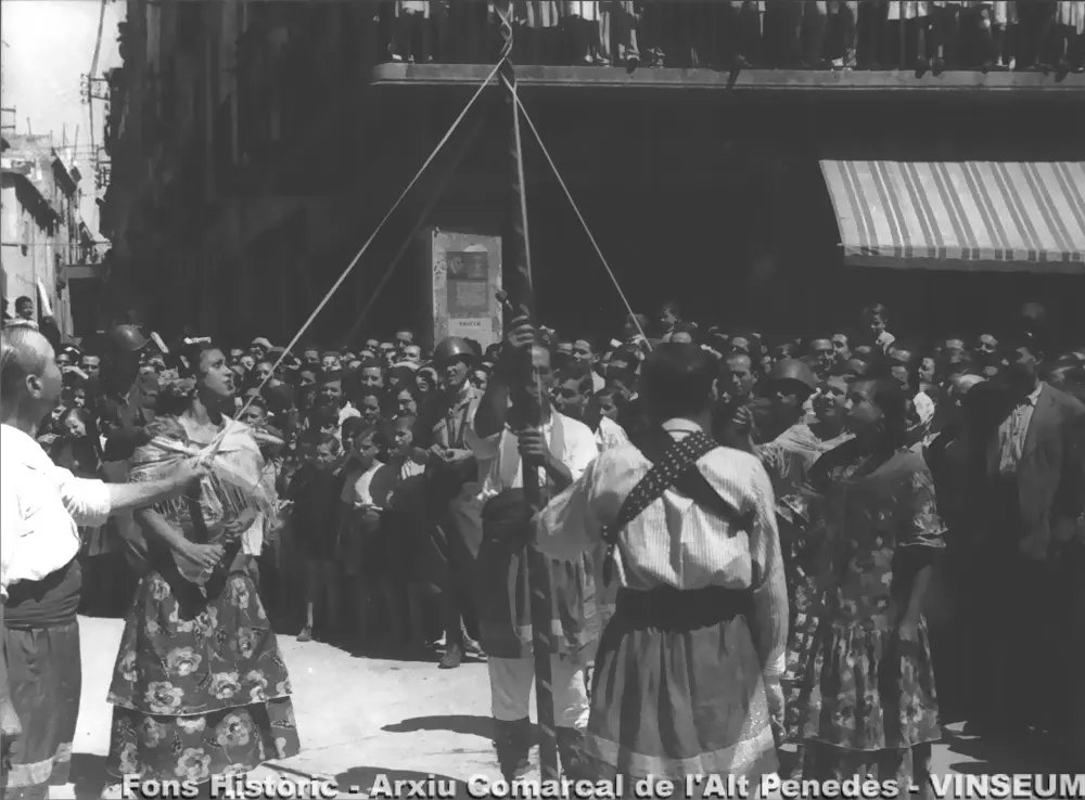 [1939] Comencen a ballar dones al Ball <a href="/gitanesvila/">Gitanes Vilafranca</a>. Foto de principis del franquisme. #fmvila