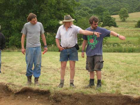 The Withington villa  #Gloucestershire, dug and backfilled in 1812, was reinvestigated in 2005 by  @thetimeteam The episode was screened as part of season 13 in January 2006A technical report on the dig by  @wessexarch can be found here: https://www.wessexarch.co.uk/sites/default/files/59468_Withington%20Gloucs.pdf #MosaicMonday