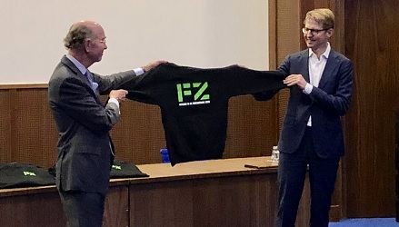 Minister <a href="/SanderDekker/">Sander Dekker</a> overhandigt een hoodie aan Bas Eenhoorn, Voorzitter Taskforce Forensische Zorg, als start van de campagne 'Werken in de Forensische Zorg'

Lees meer: tbsnederland.nl/nieuws/werken-…