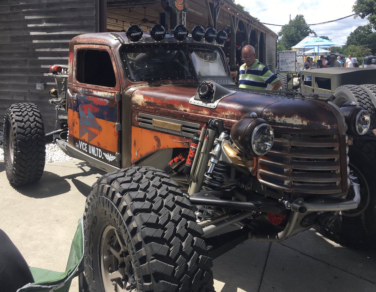 Rogero48's tweet photo. #MidengineMonday #DiamondT https://t.co/f9D6ieGZNK
