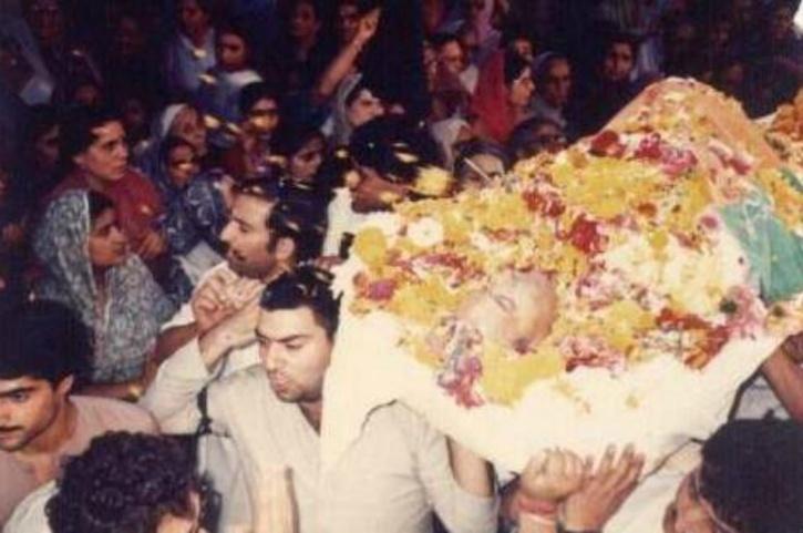 97/166The gulf between Pandits and Muslims was growing wider by the minute.Sep 14, 1989, Tika Lal Taploo, a BJP worker was killed at home by armed JKLF men. This was the first big-ticket casualty of communalism in the state. From there on, it was open season.