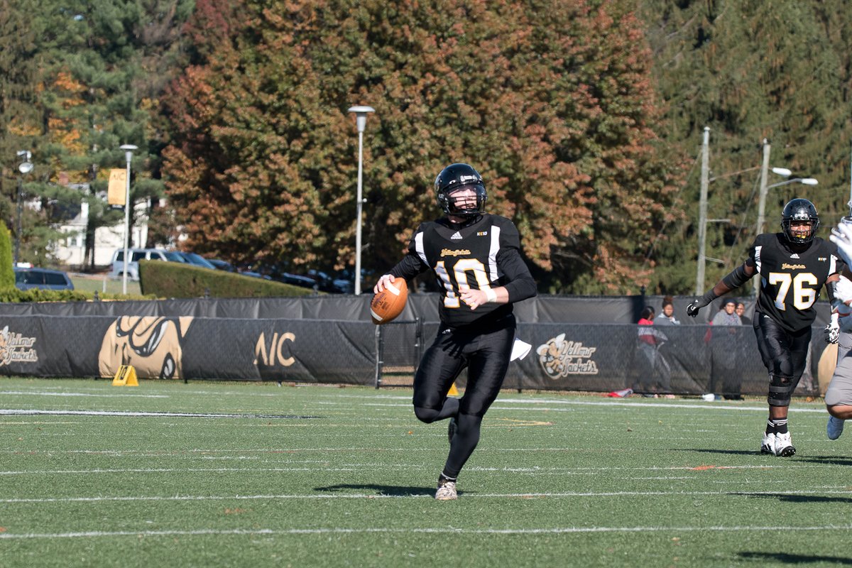 CoachDiniak's tweet image. "If you want something you've never had, you have to do something you've never done" - Thomas Jefferson 
#MondayMotivation #AICQBs #AIElite🐝🐝