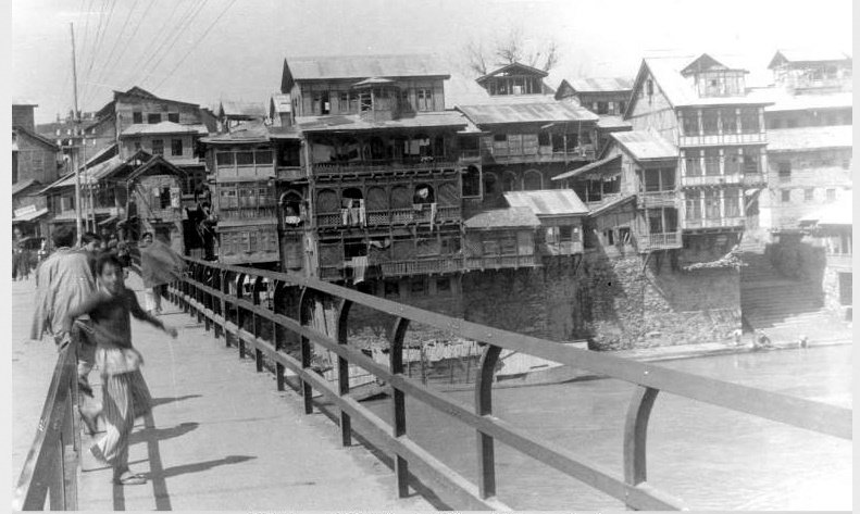 115/166One such march started in South Srinagar and snaked past Lal Chowk into a neighborhood called Maisuma. It was headed for a Sufi shrine a few miles ahead. In Maisuma, the march had to cross a creaky wooden bridge over Chuntkul.The Gaw Kadal.
