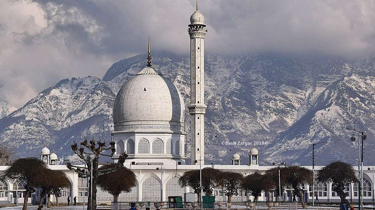 155/166The Hazratbal shrine in Srinagar is to Kashmir's Muslims what the Golden Temple in Amritsar is to the Sikhs. It's said to house Moi-e-Muqqadas, a strand off Prophet Muhammad's beard. A super important relic if believed, making the structure pretty much inviolable.