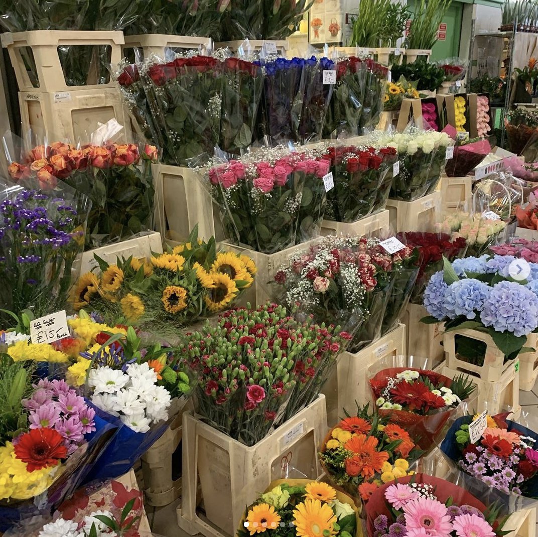 Are you visiting a loved one this Bank Holiday Monday?💐 
Why not visit @isabellafloristedgware to pick up a beautiful bouquet on your way!
📸 Isabella Florist Image