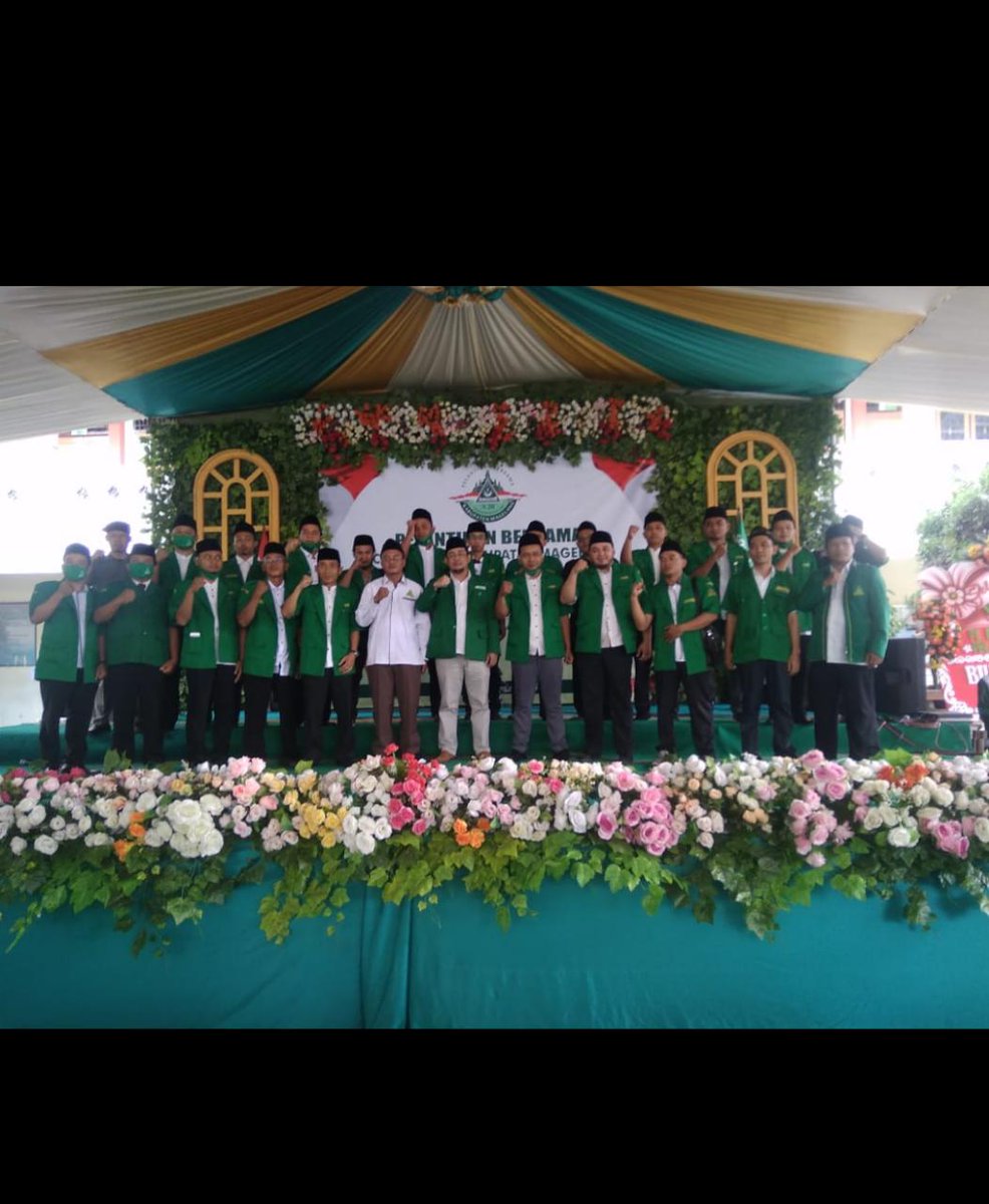 Pimpinan Cabang Gerakan Pemuda Ansor Kabupaten Magelang menggelar Pelantikan Bersama di Pondok Pesanteren An-Nawawi 02 Asuhan KH Anang S, S.Ag pada hari Sabtu (29/8/2020).
#AnsorMaju1Barisan
<a href="/Ansor_Satu/">yaqut cholil qoumas</a> @arifsholihan <a href="/AfifFuadS/">Afif Fuad Saidi</a>