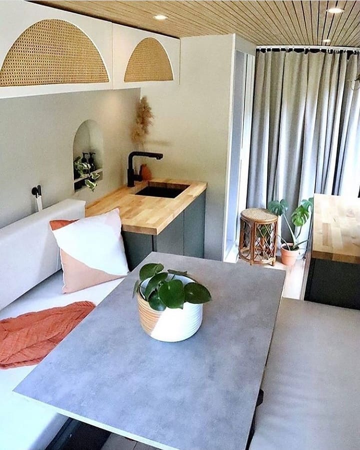 PalaceVille's tweet photo. Home Inspiration: Beautiful van house with home theatre ....
#vanhouse
#tinyhouse
Credits: @DeAnnaDunn https://t.co/bybEinUjKd