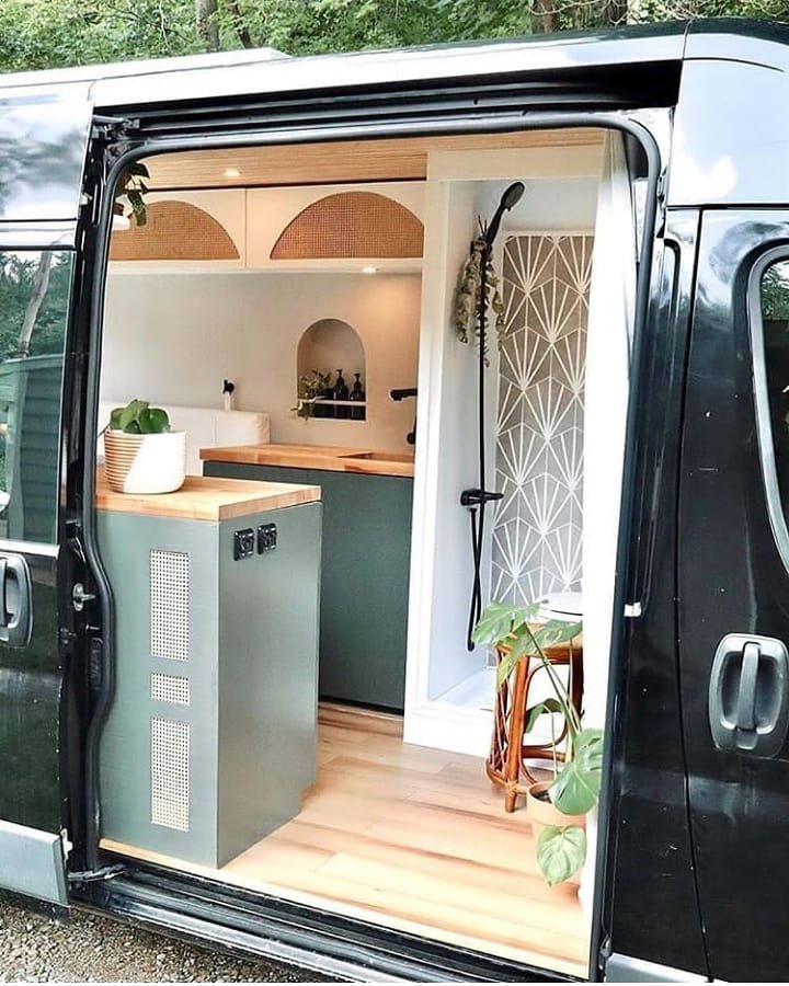 PalaceVille's tweet photo. Home Inspiration: Beautiful van house with home theatre ....
#vanhouse
#tinyhouse
Credits: @DeAnnaDunn https://t.co/bybEinUjKd
