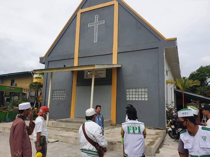 Banser kalo dibully 'Jaga dan bersihin Gereja' sekarang udah nggak sendirian lagi😊