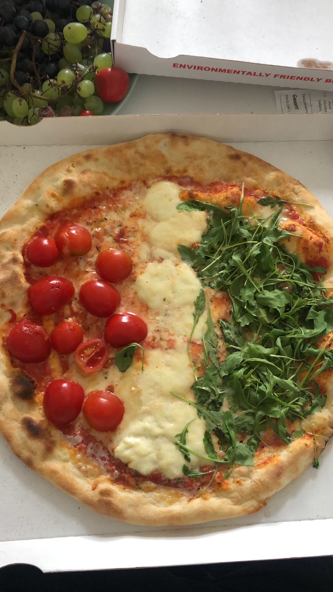 DANN KOMMT DIE SO???? Wer will ein stück nur mit rucola und nachher eins mit Spitze voll Käse und paar tomaten? Da Amici Cancelled