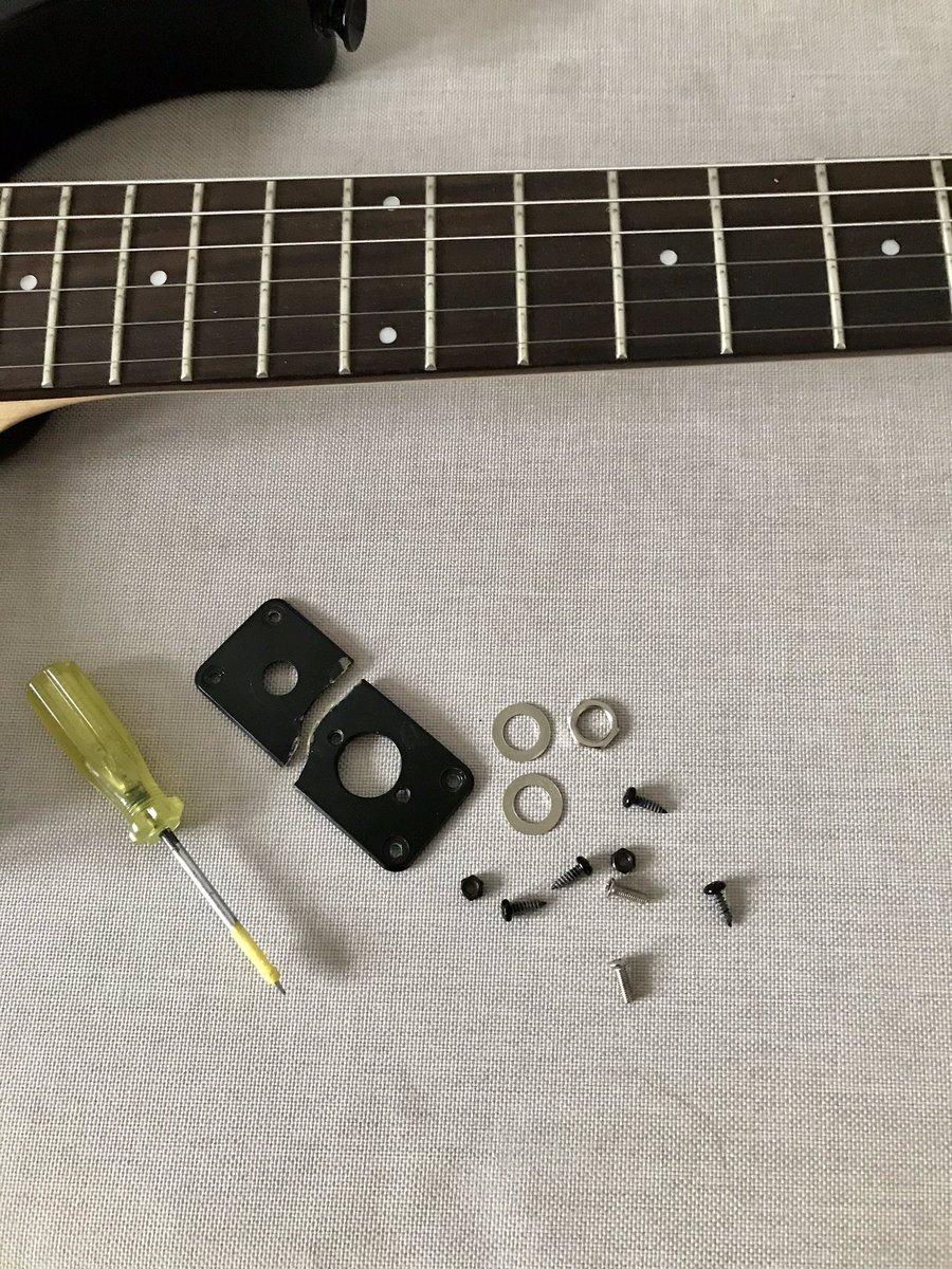 KonsMarija's tweet photo. Fixing broken heart... phew! it’s just a broken connection 😋👍 https://t.co/EHXlV8yYNV