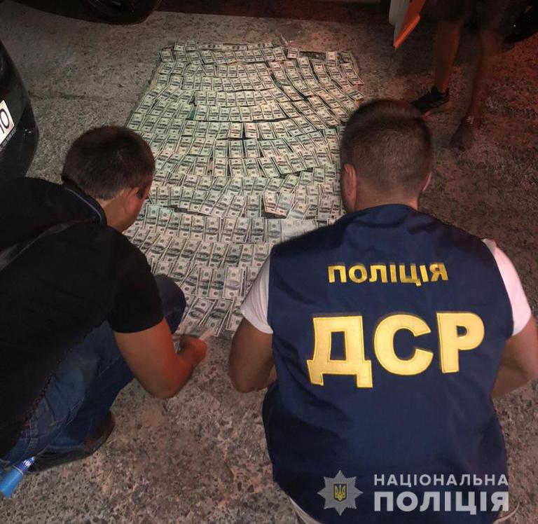 NPU_GOV_UA's tweet photo. У Харкові поліція затримала злочинне угруповання за вимагання 100 тисяч доларів США 👉 https://t.co/y07ss9Ji9t https://t.co/lUt9yKlf2a