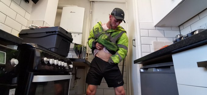 Just to bang me through that 10k mark heres a belter for ya! ???

RT if you'd put your hands down them