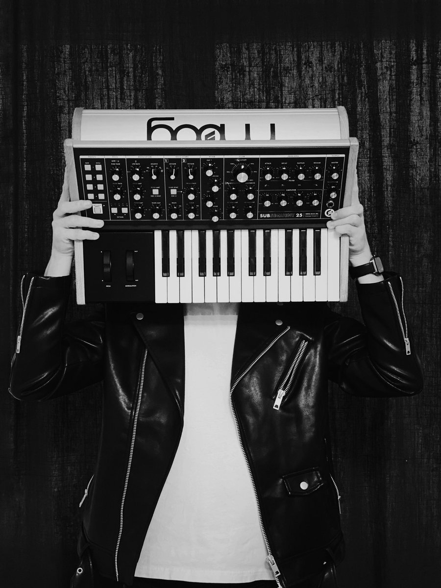 supernova_1006's tweet photo. 🖤 🎹 https://t.co/6lcUNchL7U