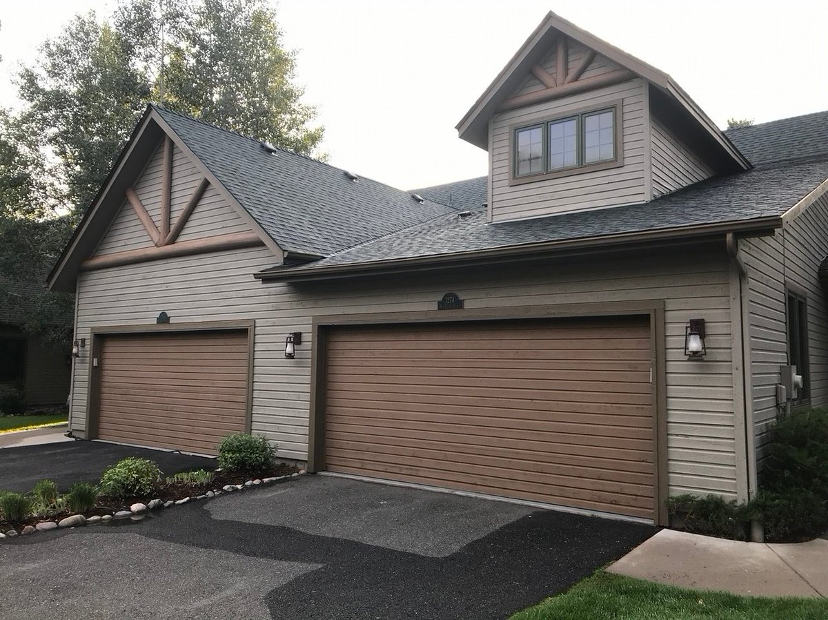 PRC_PrepRite's tweet photo. Our mountain properties are turning out nicely. We love painting this property. The clean mountain air and views make the workday go by seamlessly. #PRC #preprite #prepritecoatings #exterior #repaint #phasework #paint #painters #colors #hoa #multifamily @PrepRiteCoating https://t.co/JPcAV21AGY