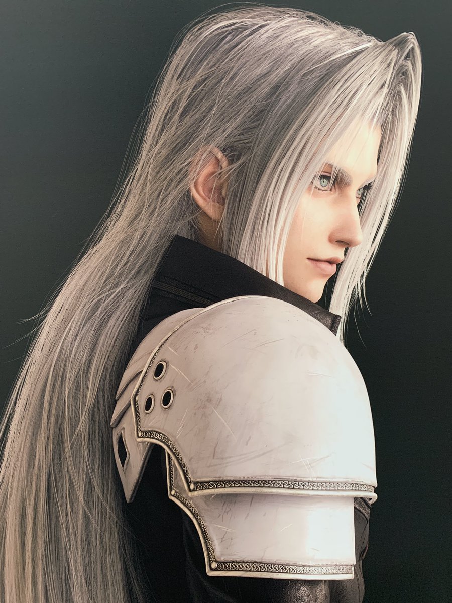 Sephiroth’s hair is actually layered in the back, surprisingly lol. His shoulder pads have a ton of scratches and the belt sash he wears is so insanely intricate- so amazing  #FF7RxSkytree