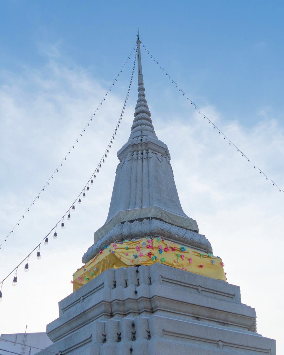 View of the #stupa at #WatChantharam, a royal temple built during the Ayutthaya period and located in #Thonburi

📷  instagram.com/p/CEj3azShF3z/

#discoveringbangkok #talatphlu #royaltemplebangkok #bangkoksights #templesofbangkok #ayutthayakingdom #chinesearchitecture #bangkokyai