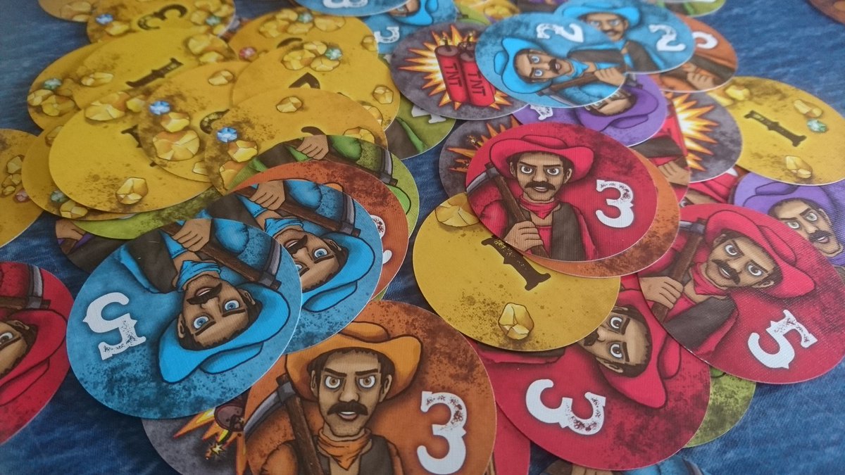 MissBayBee_de's tweet photo. Gestern und heute noch ein paar kleine Spiele ausprobiert. 
#PoulePoule, #Gold und #Magnefix.
In der Schule kam schon wieder #WerWars auf den Tisch 🤔😂🤗 https://t.co/2d87dHmIgB