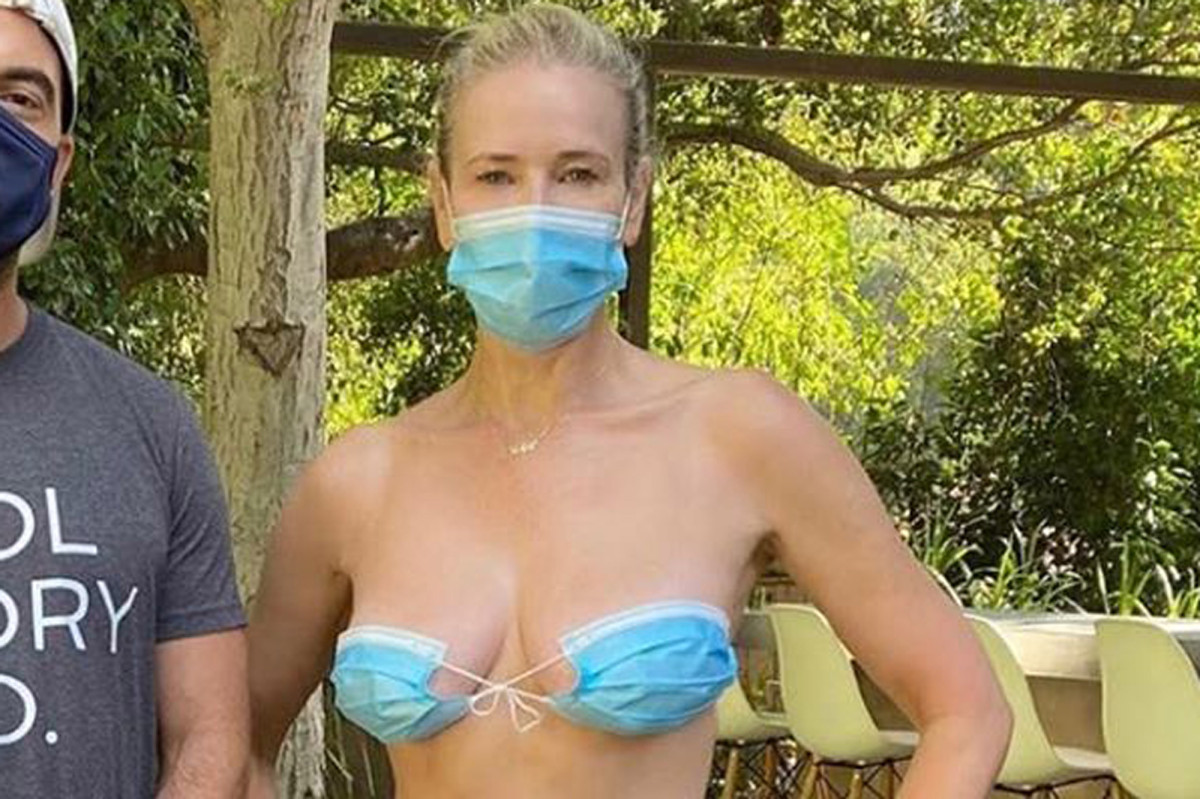 PageSix's tweet image. Chelsea Handler masks her chest and more star snaps trib.al/F9UtMz7