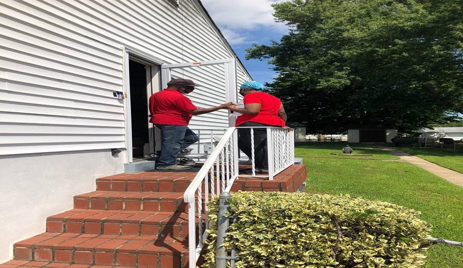 RFI subcontractor Michael in Washington DC educating a customer about her new storm door and it’s functionality! <a href="/RFIMidatlantic/">RFI_MidAtlantic</a> <a href="/thdShannon/">Shannon Brown</a> #CustomersFirst #TheHomeDepot #doors