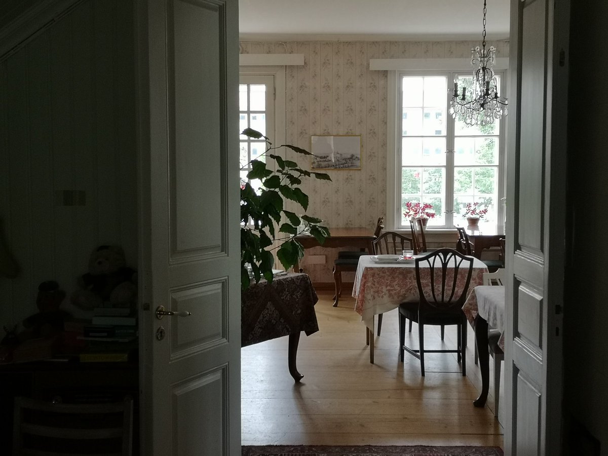erikaeiho's tweet photo. Kรคvin tutustumassa tรคhรคn charmikkaaseen, vuonna 1932 valmistuneeseen Annalan #huvila'an eli Villa Annebergiin eilen. Huvilan #kahvila, Cafe #Anneberg, on auki sunnuntaisin. Piipahtamisen arvoinen paikka! โค๏ธ #kotiseutumatkailu #helsinki #annalanhuvila https://t.co/HeVfnTRk3k