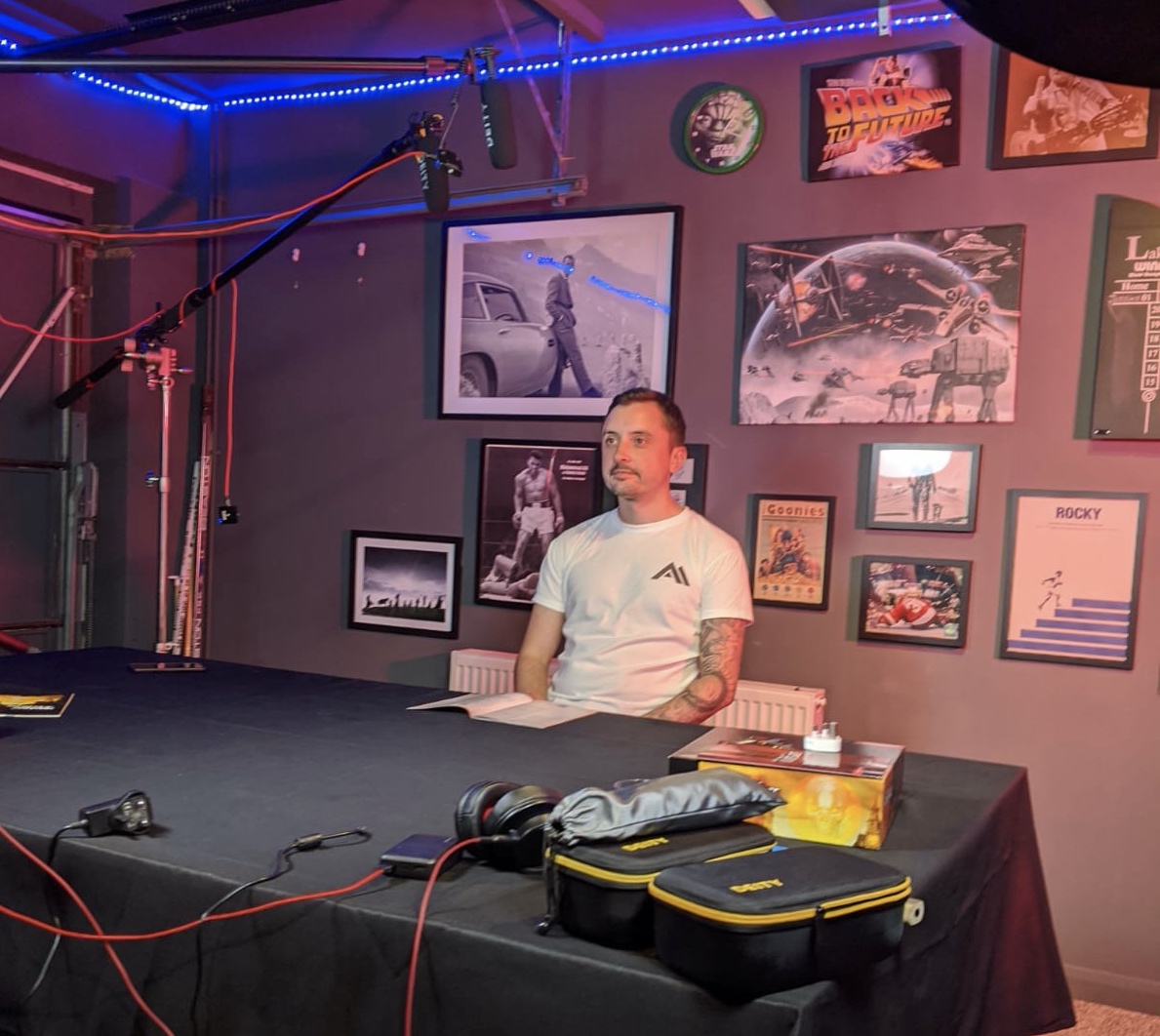 AllMaverickNews's tweet image. Jeremy not happy about being solo on camera! 

#houserule #boardgames #camera #focus #allmaverick