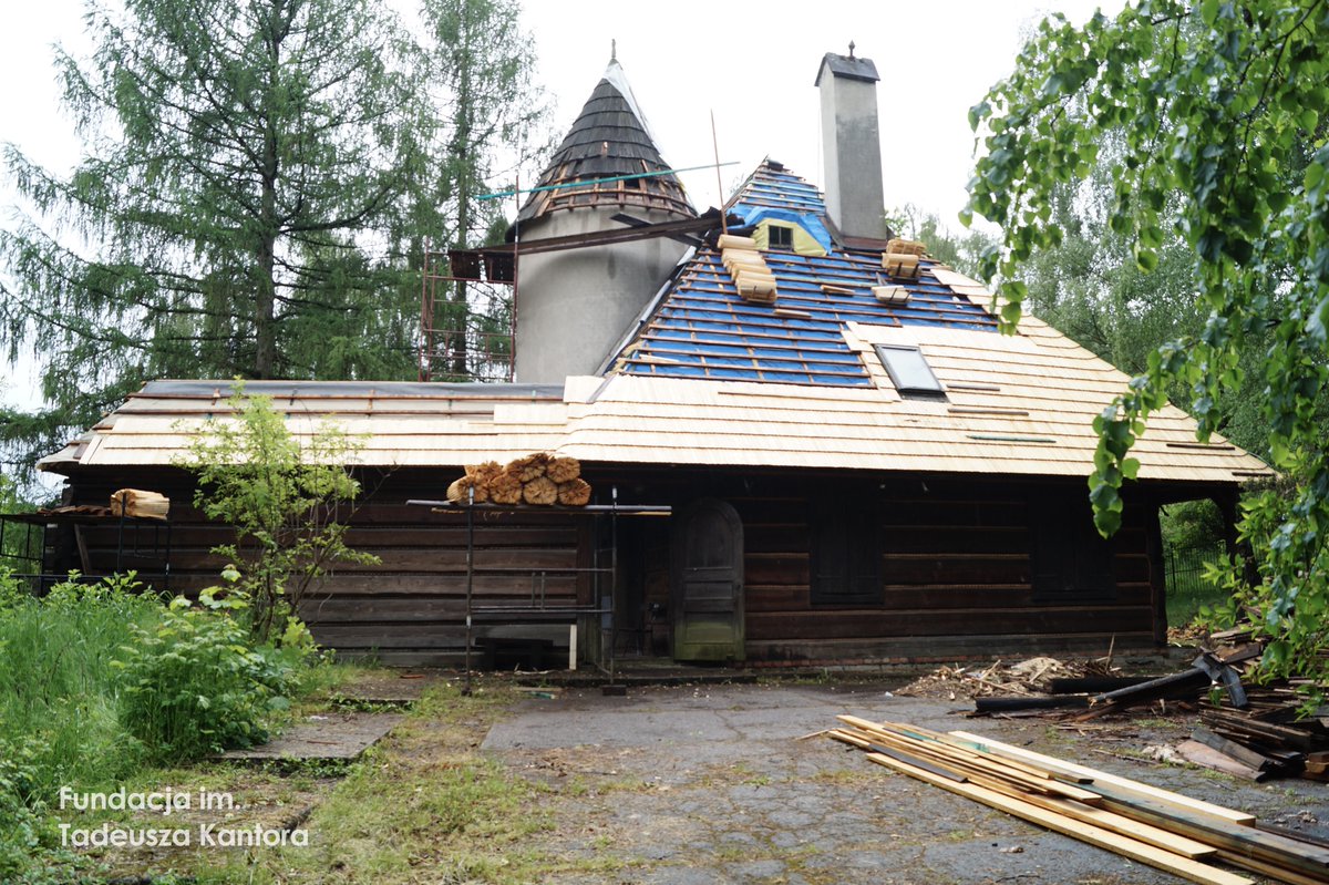 KantorFoundatio's tweet image. Renovation works at #TadeuszKantor and #MariaStangret house in Hucisko have started. This year we are completing  the first stage involving replacing the roof covering (don&apos;t worry - it&apos;ll look same as before)
📸 A.Rudzka-Miazga
#iconichouses #artisthomes