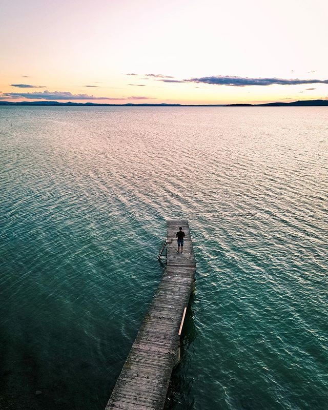 Osservare il tramonto da uno dei pontili del #LagoTrasimeno, il leggero moto dell’acqua accarezzata dalla brezza della sera e i profili della natura intorno disegnati dalla luce del crepuscolo ☺️
bit.ly/3bcOBHc
Ph IG fabrizio_belia_ph
#umbriacuoreverde #viaggioinumbria