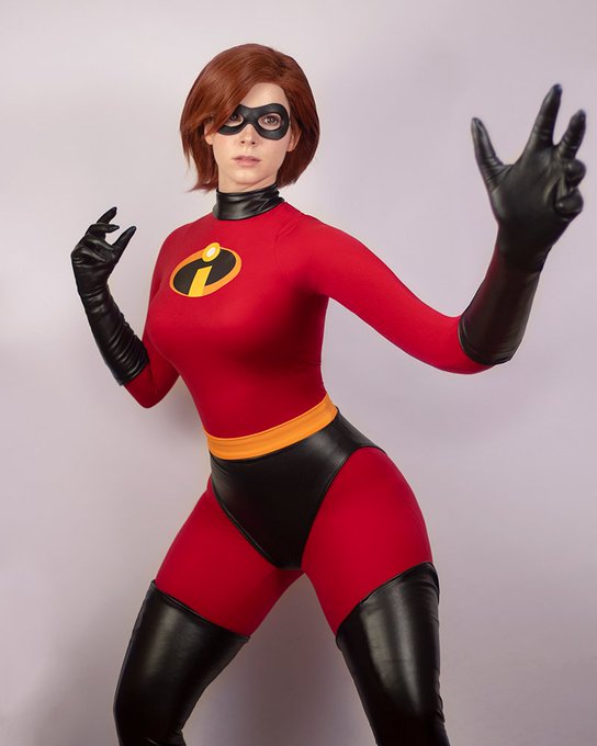 First look on my new Elastigirl cosplay!  People have been telling me for years to cosplay Helen, but