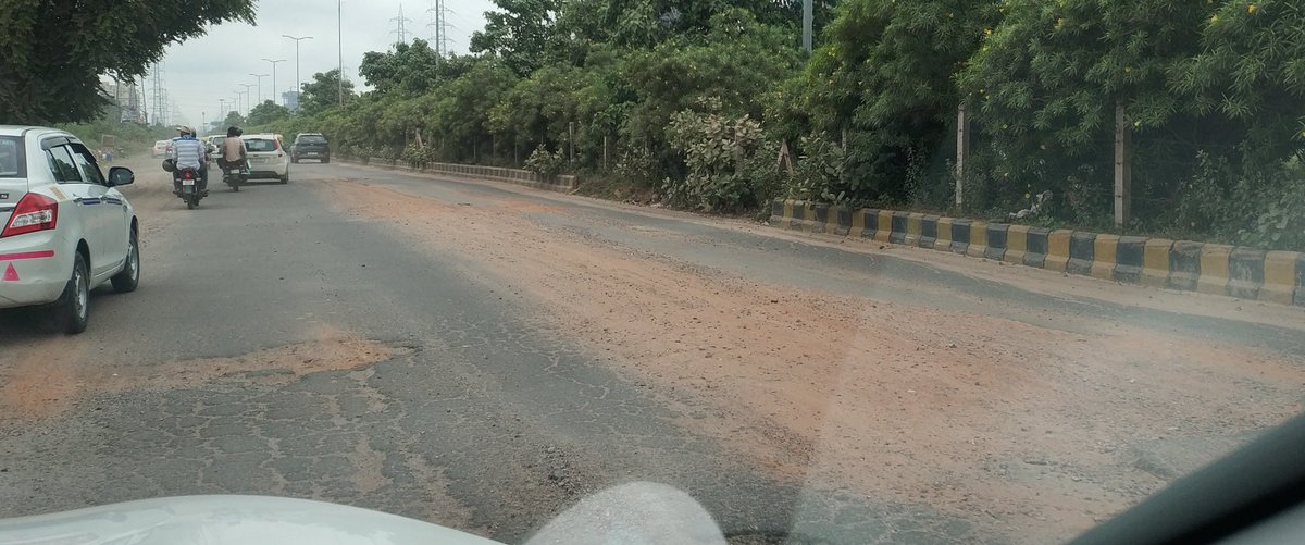 कुशल इंजीनियरों द्वारा GC Extn Road की कुशलता पूर्वक मरम्मत के कुछ नमूने <a href="/OfficialGMDA/">GMDA</a> <a href="/MunCorpGurugram/">MCG</a> <a href="/Rao_InderjitS/">Rao Inderjit Singh</a> <a href="/rakeshdaultabad/">MLA Rakesh Daultabad</a> <a href="/DC_Gurugram/">DC Gurugram</a> @dcmohry <a href="/cmohry/">CMO Haryana</a>