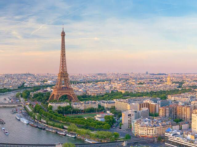 2. PrancisPrancis dikenal sebagai negara dengan indeks ramah lingkungan yang cukup baik.Pada 2015, Prancis memberlakukan Energy Transition for Green Growth Act, yaitu sebuah rencana untuk membatasi ketergantungan terhadap energi.(6)