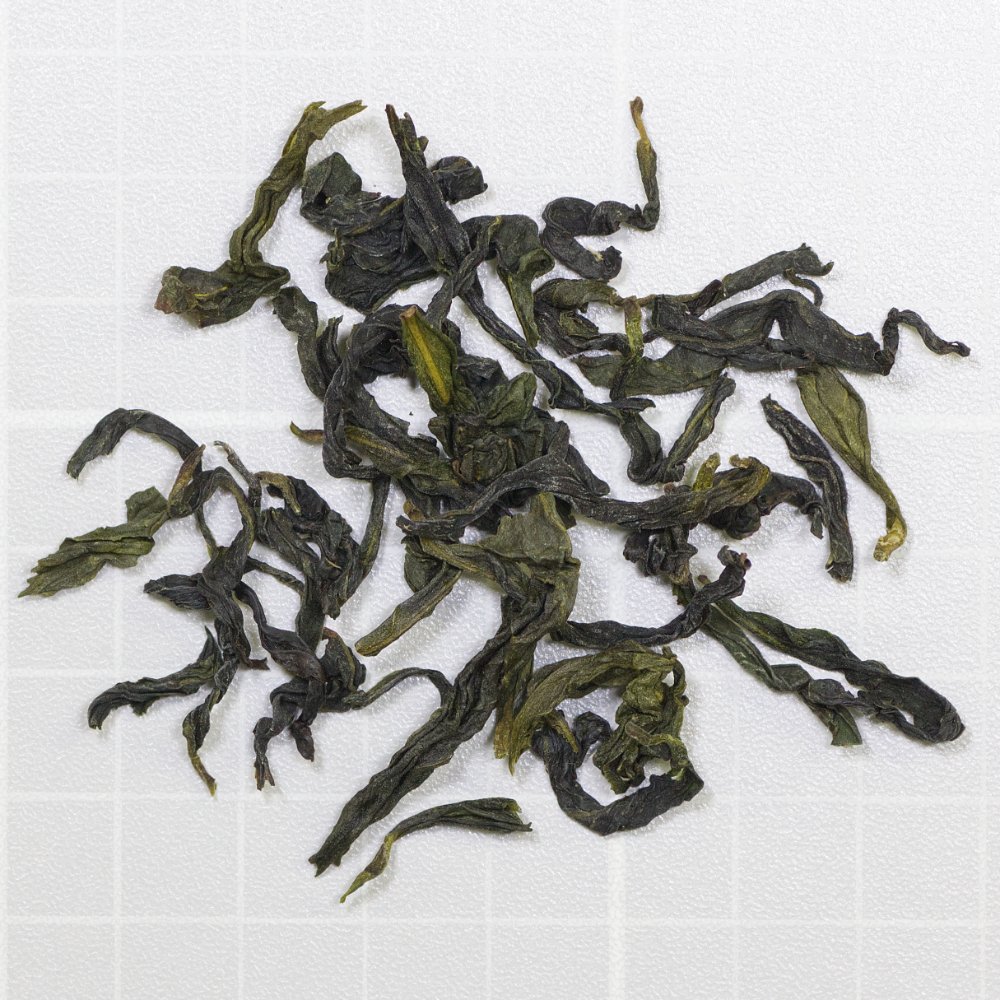 Bao Zhong produced by Bai Qing Chang Tea Factory and sold by Tea Wala. Dark olive green strip-style wulong leaves that produce a pale greenish yellow liquor with notes of soy milk and fresh cut grass. See the score: teaepicure.com/bao-zhong-bai-… #teaepicure #taiwantea #wulongtea