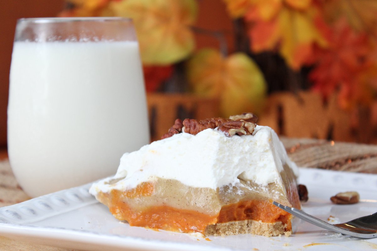 The holidays are just around the corner!  Who's ready for all things pumpkin???🙋‍♀️ Be sure to add this No Bake Triple Layer Pumpkin Pudding Pie made with <a href="/FloridaMilk/">Florida Milk</a>  to your dessert menu! AD foodwinesunshine.com/pumpkin-puddin… via <a href="/foodwinesun/">Tracy Shaw</a> #PumpkinSpice #desserts
