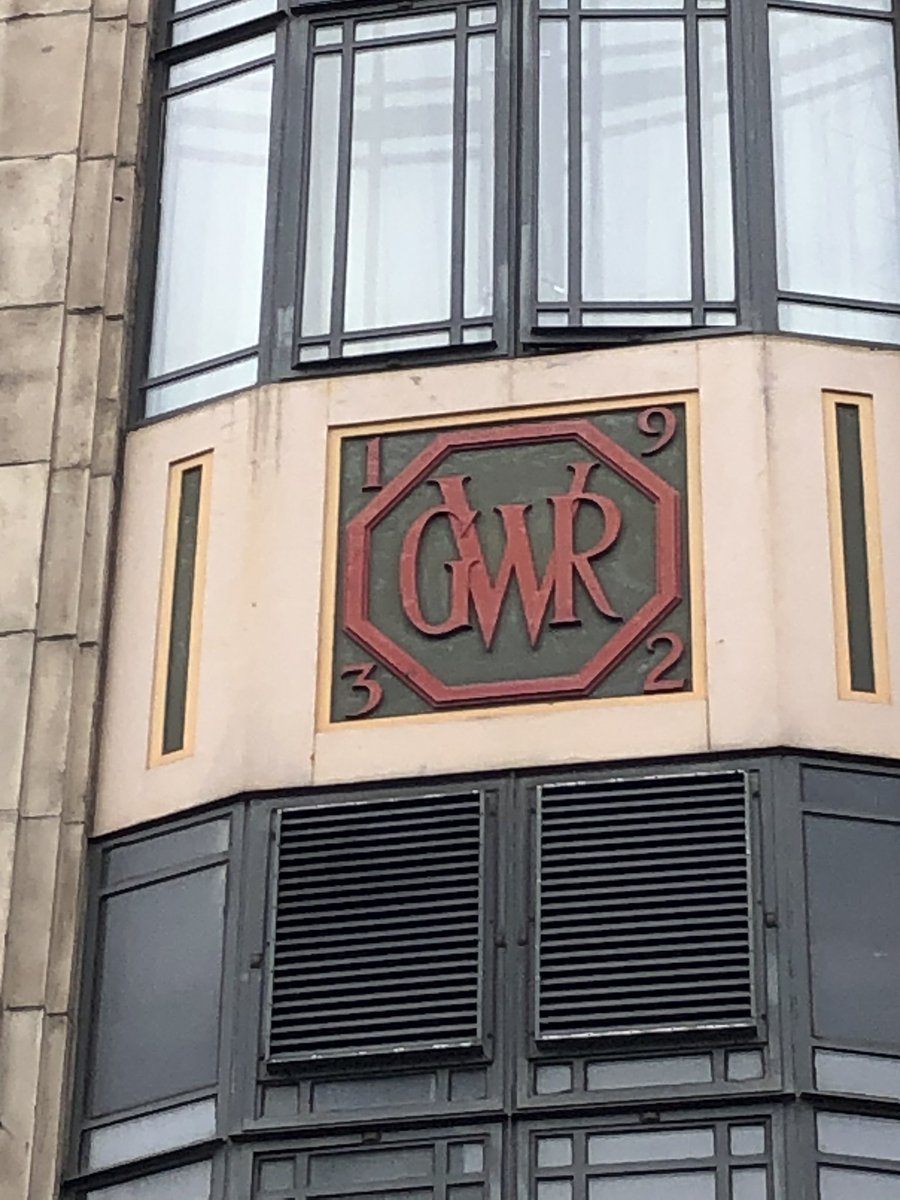 A bit of unexpected Art Deco spotted at Paddington station