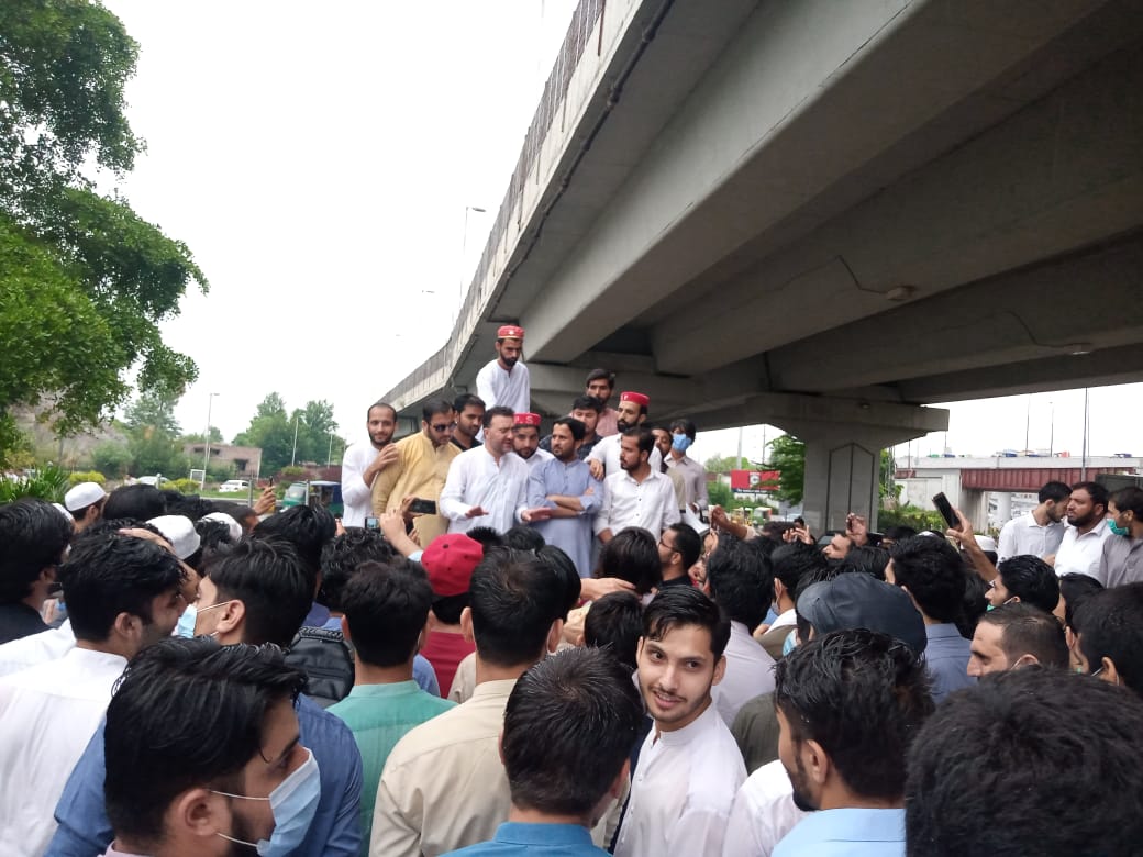 Khurshidkhan112's tweet photo. ہائیر ایجوکیشن کمیشن کے مشیر میاں خلیق الرحمان کے ساتھ کامیاب مذاکرات کے بعد پختون سٹوڈنٹس فیڈریشن کے وفد کا گروپ فوٹو
#DelayETEAtest
#PukhtoonSFforStudentsRights
@AimalWali @BazTaimur @babaksardar @AliKhan https://t.co/UcBjvjSTlI