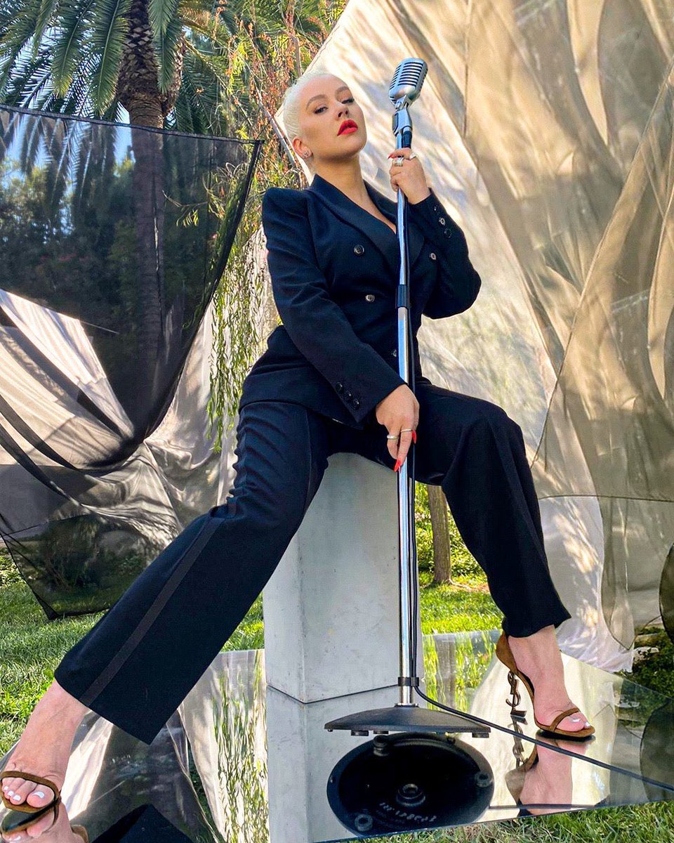 BICONlC's tweet photo. Christina Aguilera is so legendary she can do herself a tribute. https://t.co/KEXQDDu6Qh