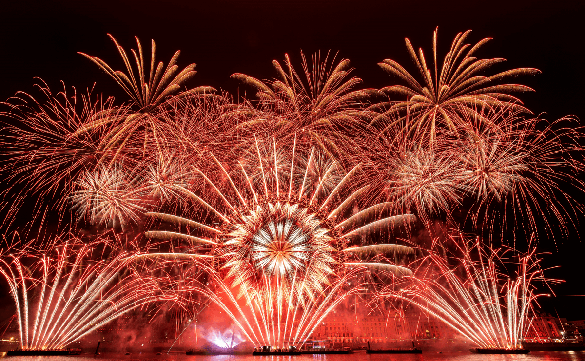 We are lucky to be able to bring in some amazing photographers to capture images of our iconic displays and while a lot of work goes in from our side to design, rig, deliver and fire, it is always great to see a great photographer like <a href="/ianward09/">Ian Ward</a> get the shot.
#FireworksDisplay