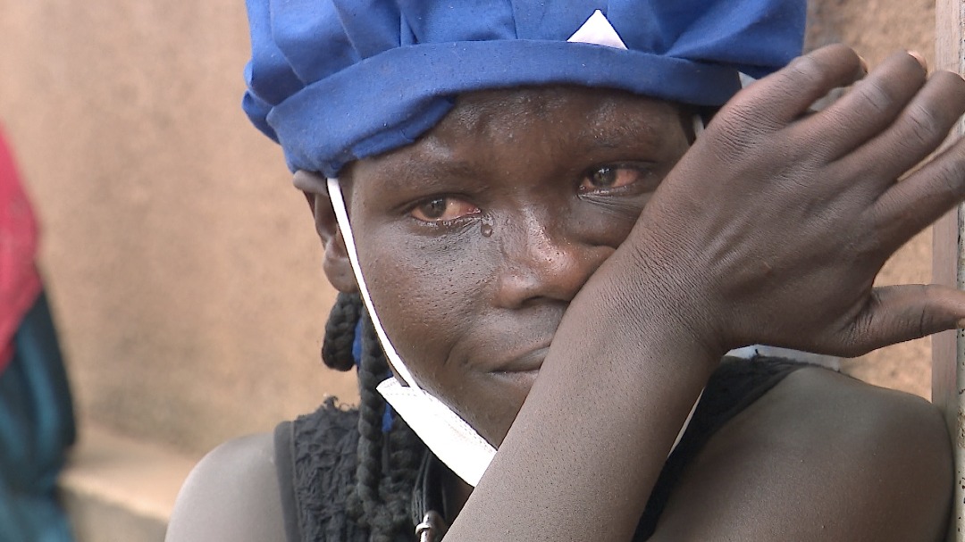 Two weeks ago, i went out & filmed a plight of a one, Harriet, a primary school teacher, who, when schools closed & her savings got finished, she started selling mangoes. But the mango season is over, she then switched to roast & sell maize on the streets. 01