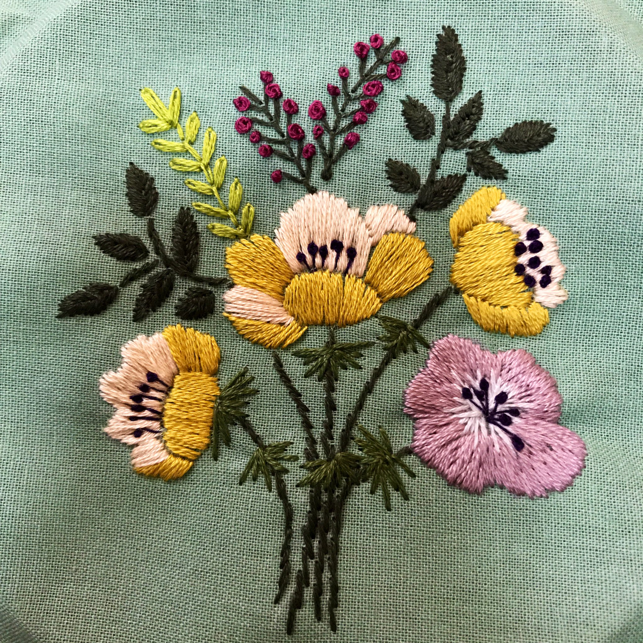 تويتر Tipenso على تويتر 草花刺繍 浅賀菜緒子さんの図案をひっぱって作ってみました 毎日1ページ練習のつもりが2日くらいかかってしまい もう少しペースを上げなくてわ でも楽しい コロナ禍の楽しみ 刺繍 ハンドメイド 草花刺繍 練習 ちくちく 課題