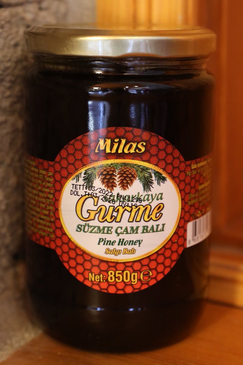 Milas’ın Sakarkaya köyü ve çevresinde üretilen, kırmızımsı rengi nedeniyle diğer çam ballarından ayrılan ‘Milas Sakarkaya Kırmızı Çam Balı’nı MUTSO Zeytinpark’tan temin edebilirsiniz.  #milassakarkaya