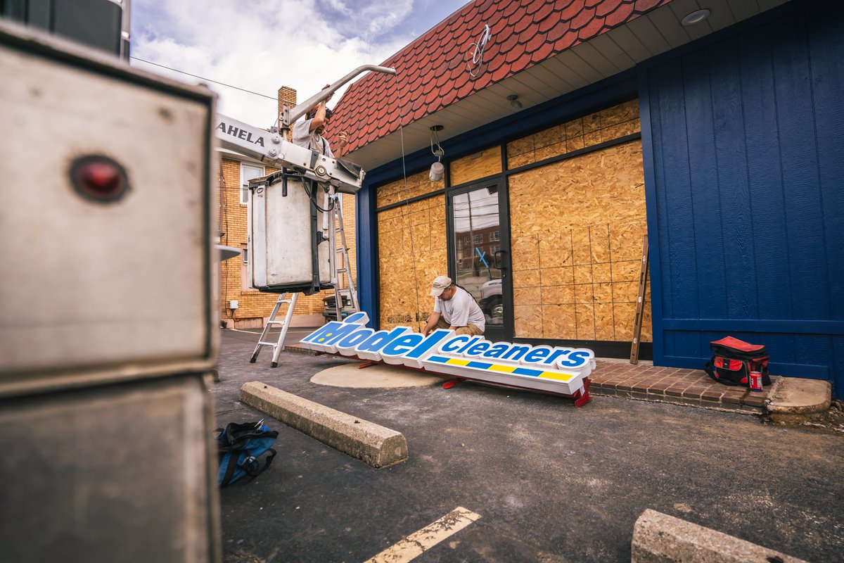 modelcleaners's tweet image. New sign going up at our "coming soon" Bethel Park location! 

#BethelPark #ModelCleaners #ComingSoon #Monday
