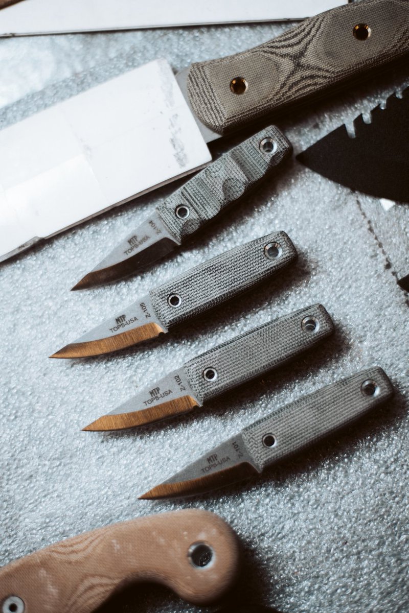 TopsKnives's tweet photo. Don't let the size fool you. These are convenient to carry so you'll always have one with you. #edc #smallknives #usefulltools #highquality https://t.co/cpIWbgFqWv