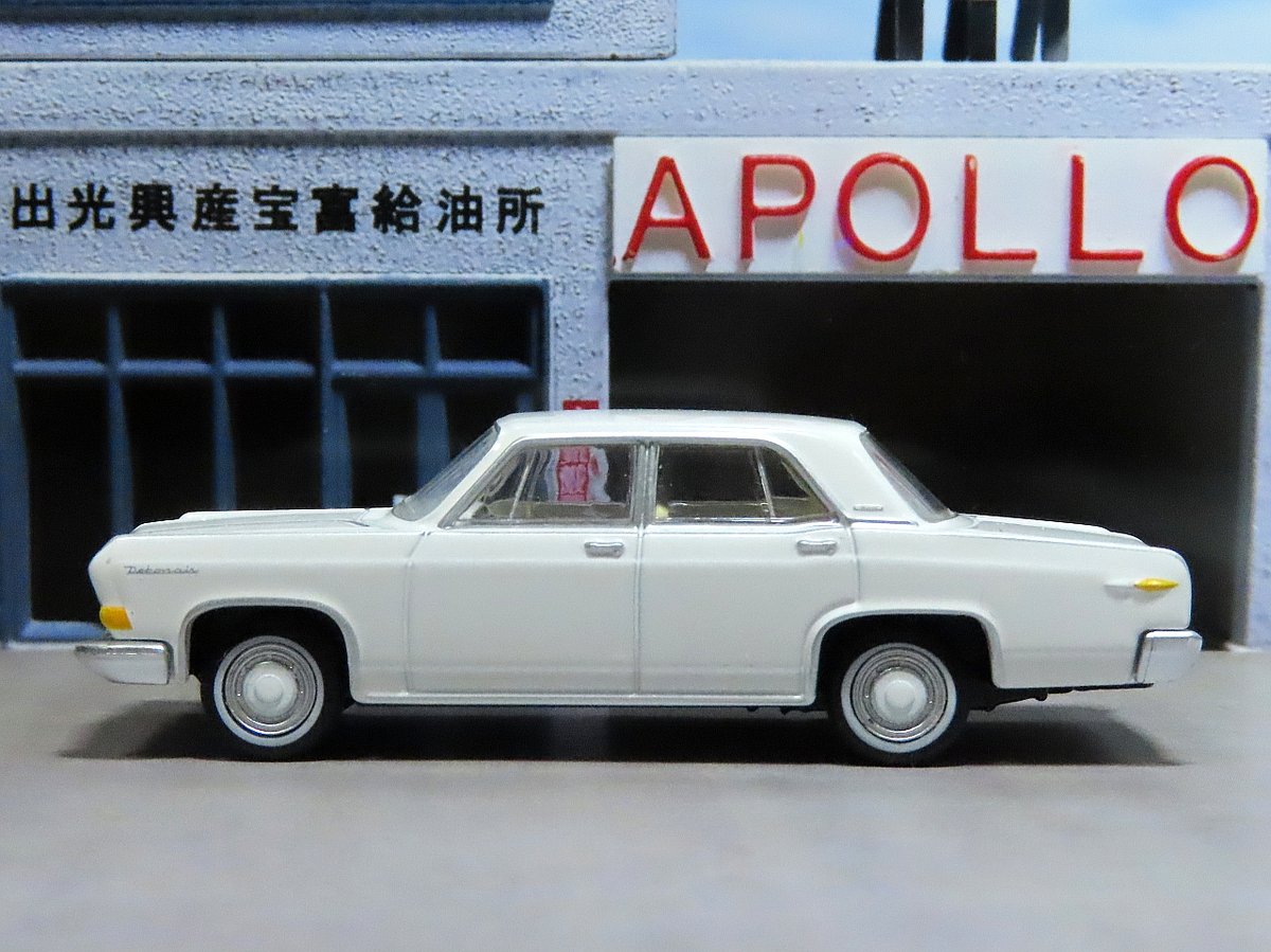 山城 A K A 白馬童子 T Tlvの三菱デボネア 22年間ほぼモデルチェンジしなかったという 走るシーラカンスとか呼ばれてますけども で Tlvだと銀と黒も出てるんですけど そっちは64年式なのね 白は65年式 あ 黒が欲しかった