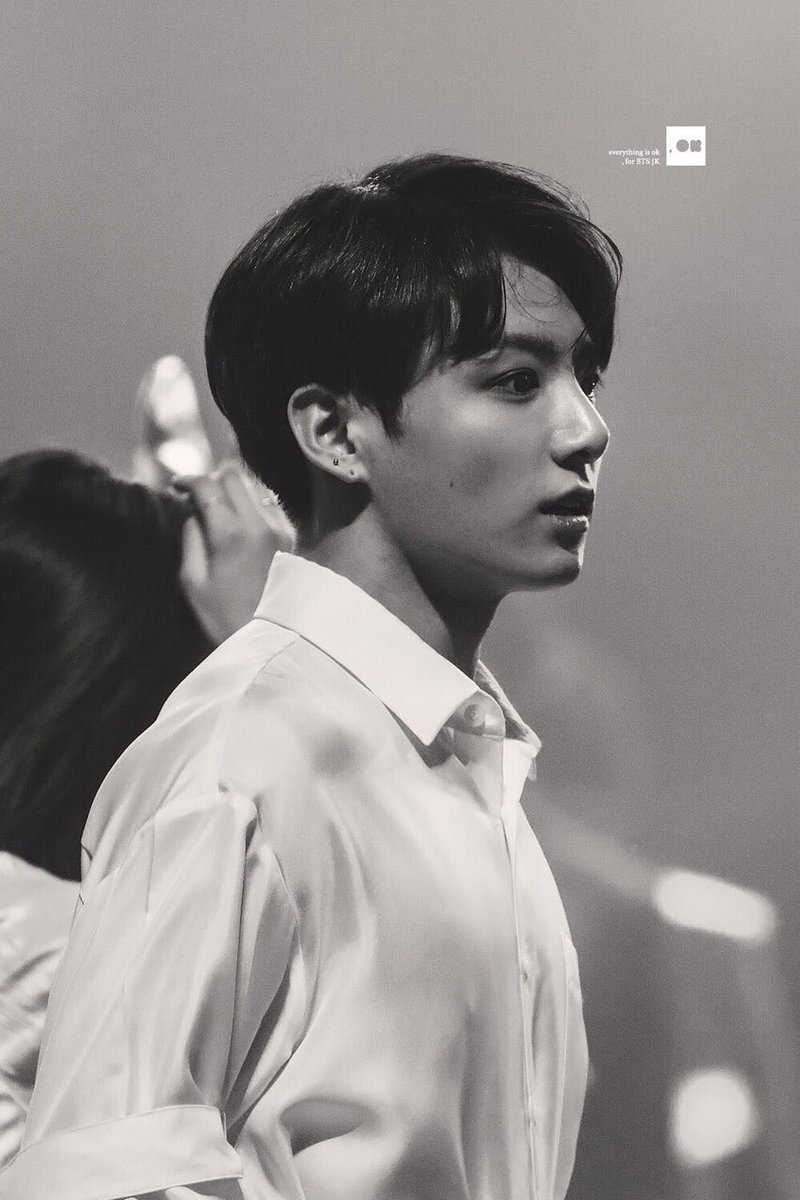 taeinist's tweet photo. Eu só posso dizer de completo imediato, que a galáxia existente em suas orbes negras fazem com que o meu mundo se torne sereno banhado em tons aroxeados, crescentes do amor envolto ao significado que a sua existência exala diante do meu severo mundo, o único passo adiante a se+ https://t.co/WN1J3Igwoj