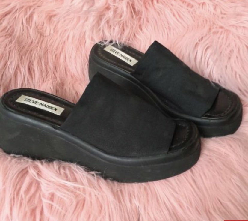 Brandy Vs Monica Verzuz battle tonight

Men: $10

Ladies: free before 11 ONLY if you have these shoes on