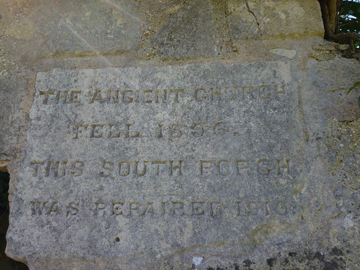 PaulMagan2's tweet image. The ancient St Helen's Church, Colne. In 1895 the tower collapsed. Now all that remains is the south porch.. lovely place to sit and just be.. No #OSBenchmark however, no matter how hard I look! @FascinatingFens @FenEdgeTrail